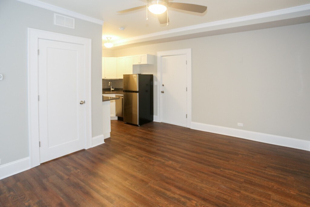 Building Photo - 817 W Lakeside Pl