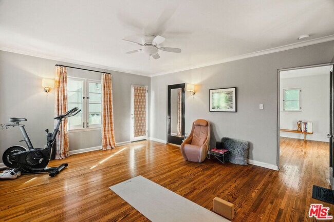 Building Photo - 1632 N Orange Grove Ave