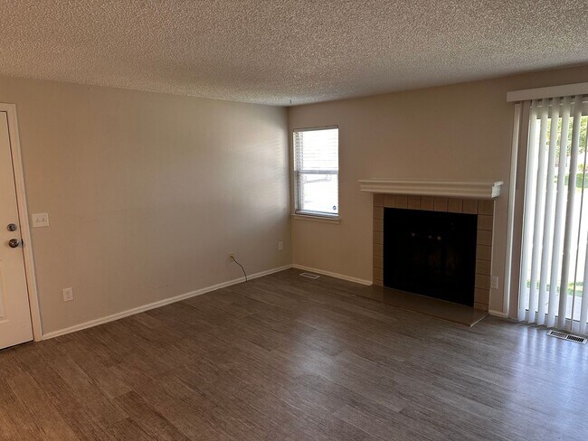 Building Photo - Spacious Updated Ranch Style Condo