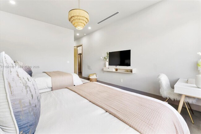 Building Photo - 2215 NE 19th St