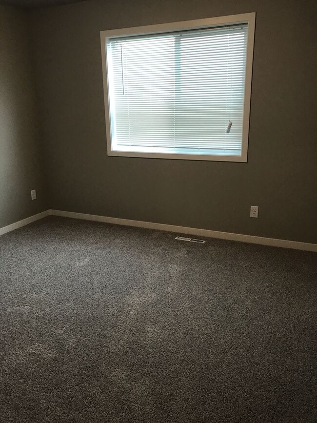 Building Photo - 4 Bed 3 Bath Single Family Home