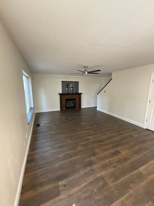 Building Photo - Beautiful 3 BR/2.5 BA Home with Bonus Room