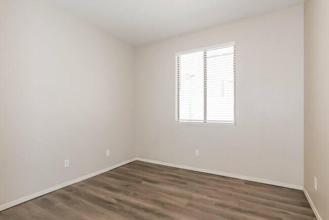 Building Photo - 2427 E Glass Ln