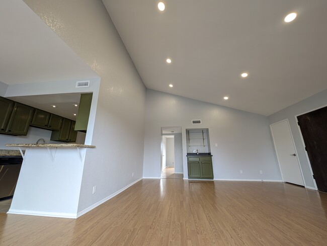 Living area vaulted ceiling - 5530 Thornburn St