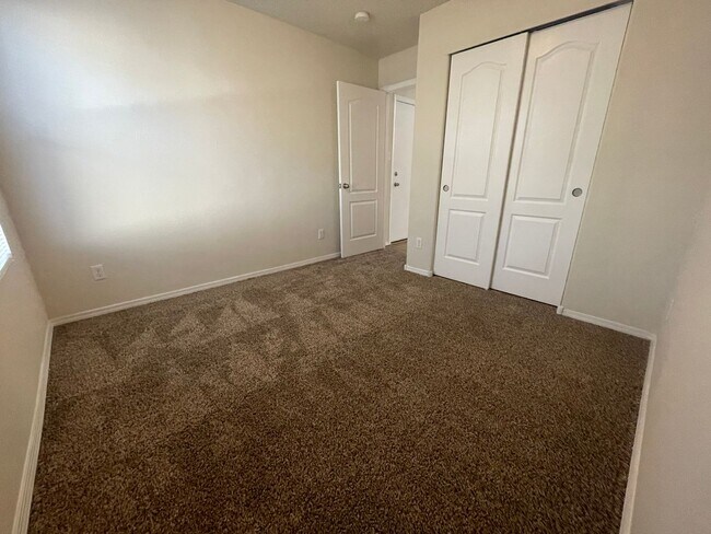 Building Photo - 4 bed 2 bath home in Huning Ranch.