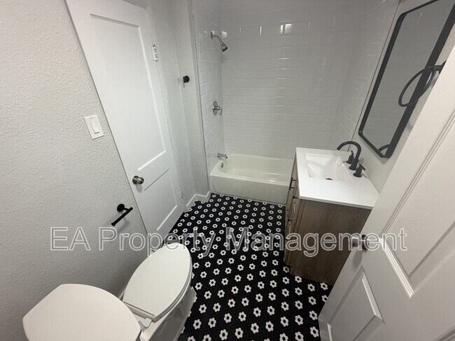 Building Photo - 704 La Poblana Rd NW