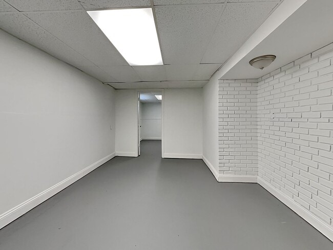 Building Photo - Renovated 3BR Home with Basement & Pet-Friendly Yard in KC