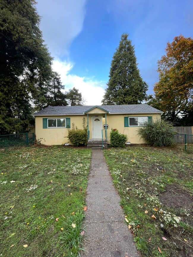 Building Photo - Cute as a button! Two blocks from WOU and ...