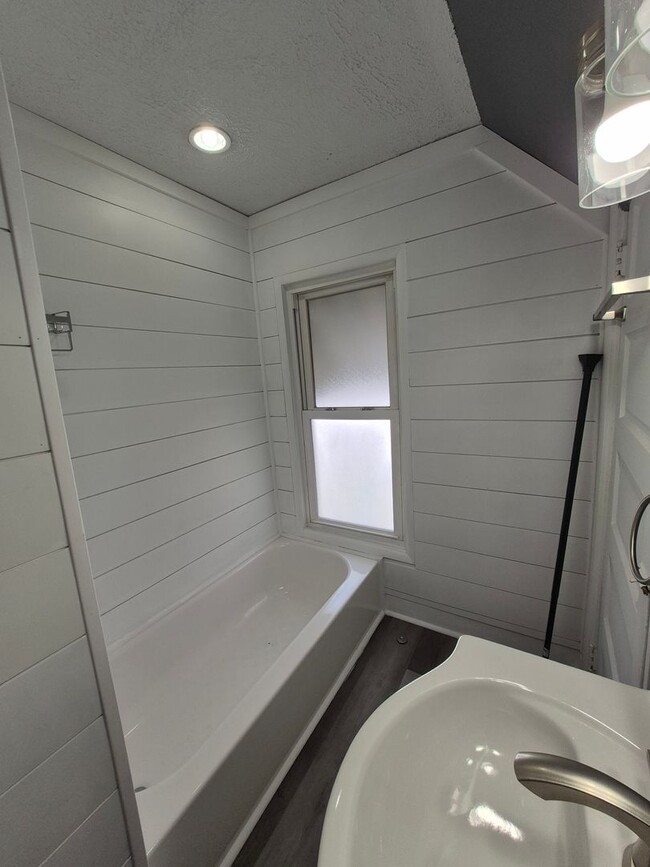 Building Photo - Get this adorable 3-bedroom 2 full bath ho...