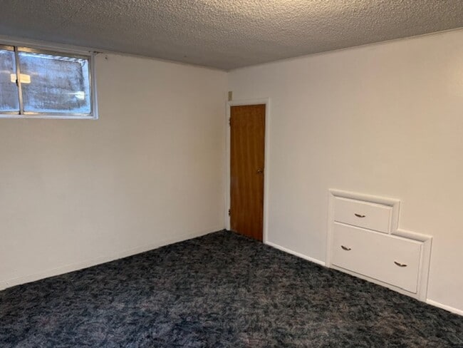 Building Photo - 2405 Sunset Dr