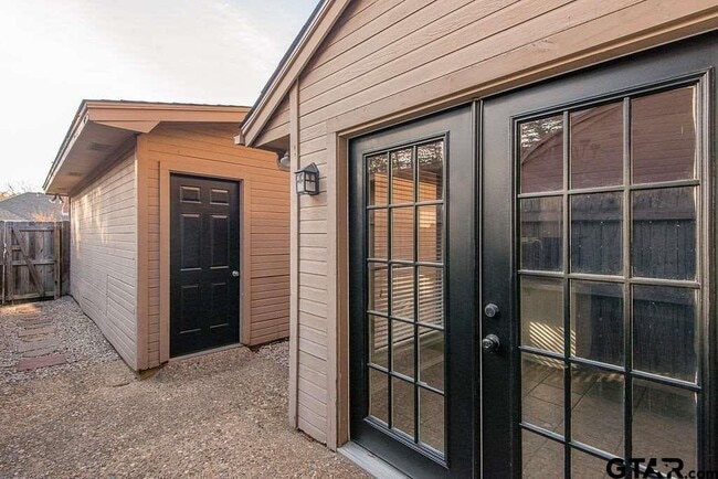 Building Photo - 5907 Hollytree Dr