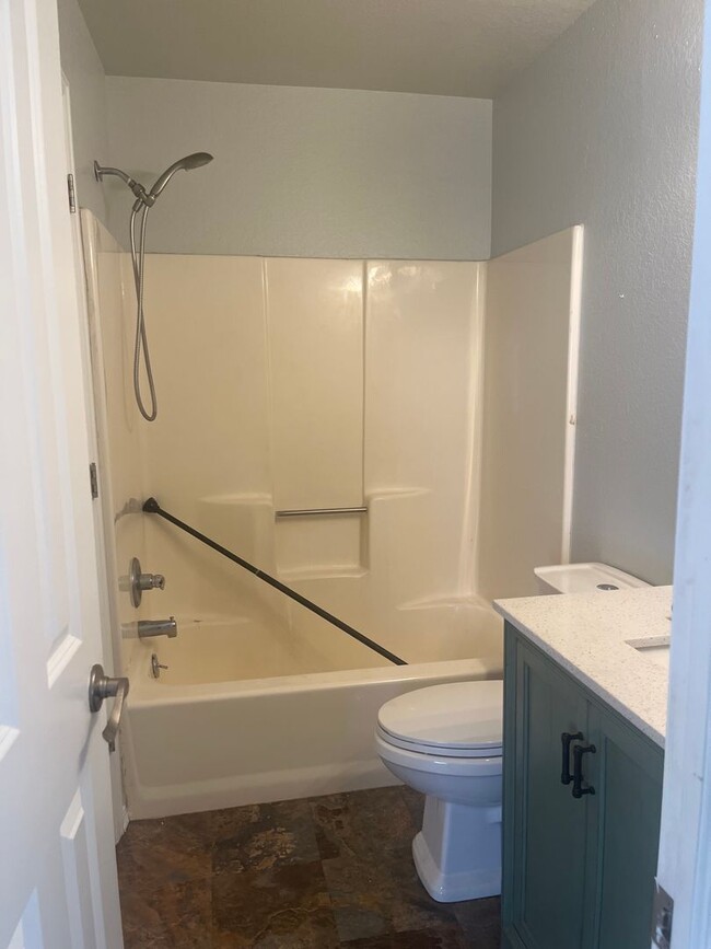 Building Photo - Remodeled 2 Bed/1.5 Bath Townhome for Rent...