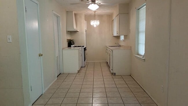 Building Photo - 5519 Mendota Ln