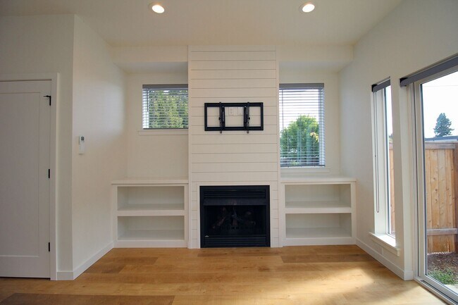 Building Photo - 5725 S Kelly Ave