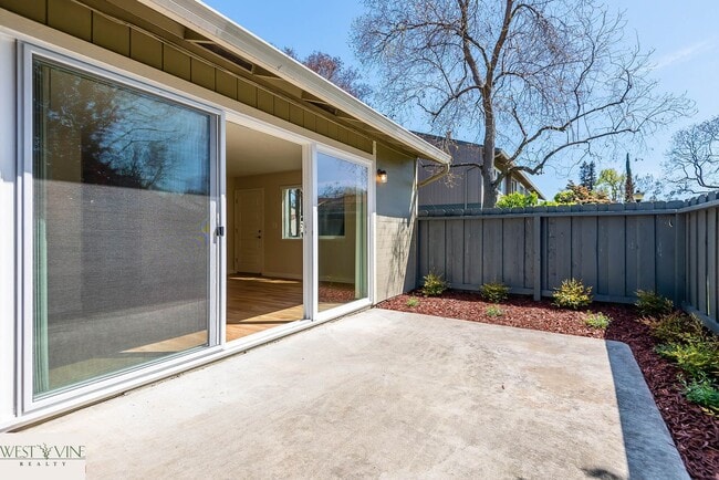 Building Photo - Beautiful 2 Bedroom Condo | Attached Garage | Washer/Dryer