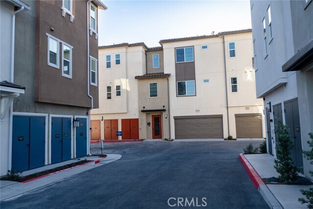 Building Photo - 6136 Valentina Wy