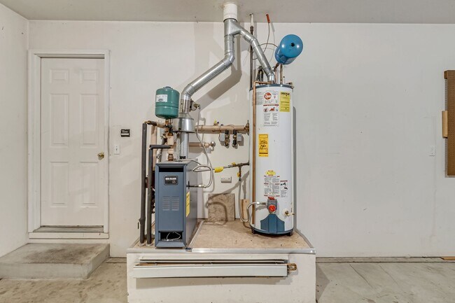 Building Photo - 3 bedroom home with fenced yard and garage in desirable neighborhood!