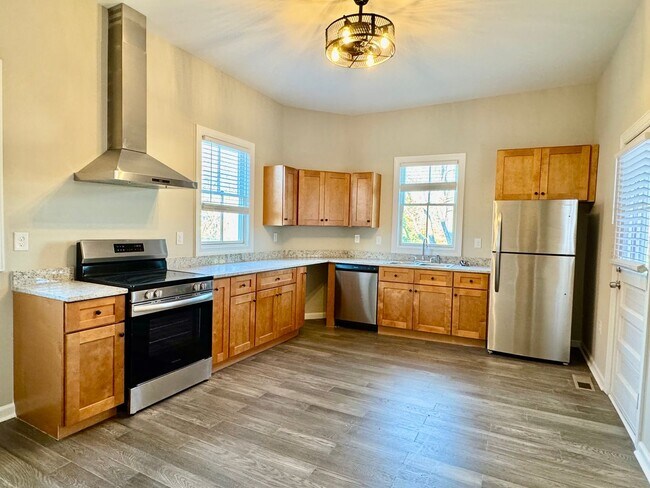 Building Photo - 218 College St