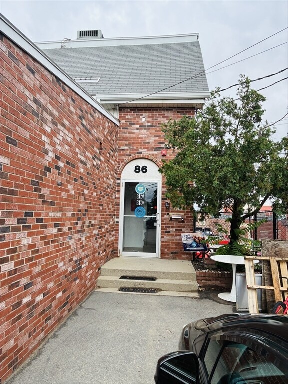 Building Photo - 86 Maple St