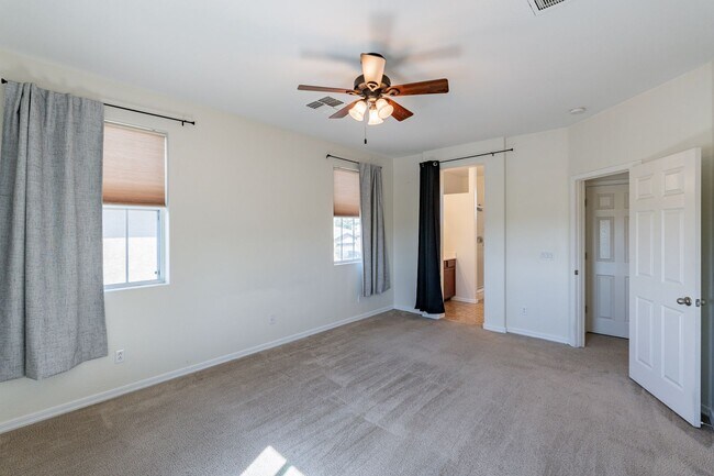Building Photo - Spacious 4 Bed 2.5 Ba in Gated Community