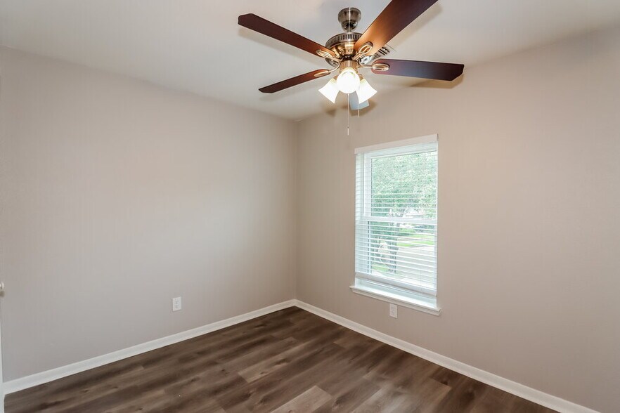 Building Photo - 2806 Sunshine Cir