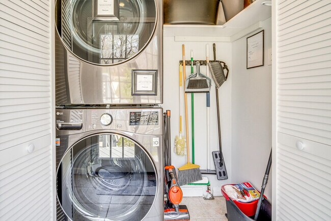 Building Photo - 6127 Longwood Ave