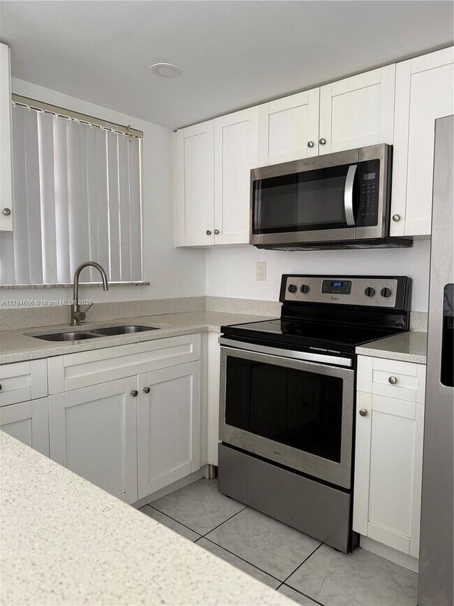 Building Photo - 8897 Fontainebleau Blvd
