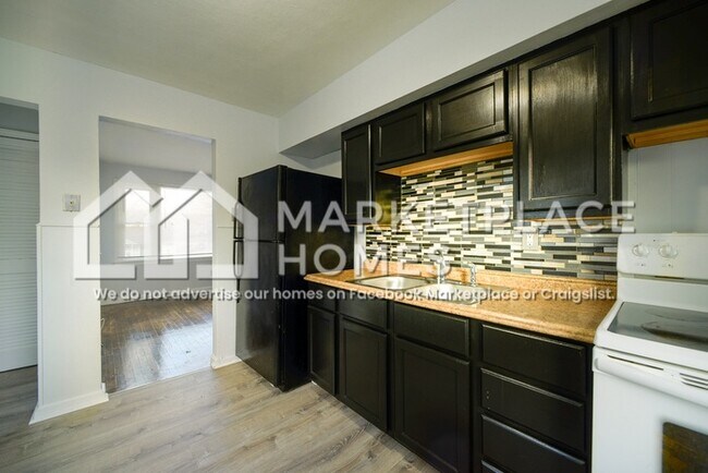 Building Photo - 650 Robert Ave