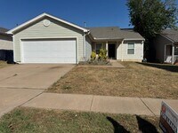 Building Photo - True 4 bed in Edmond, new carpet and paint!