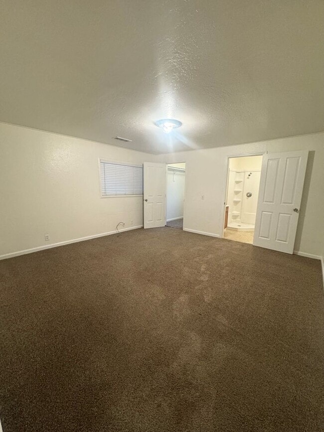 Building Photo - Spacious 3 Bedroom!