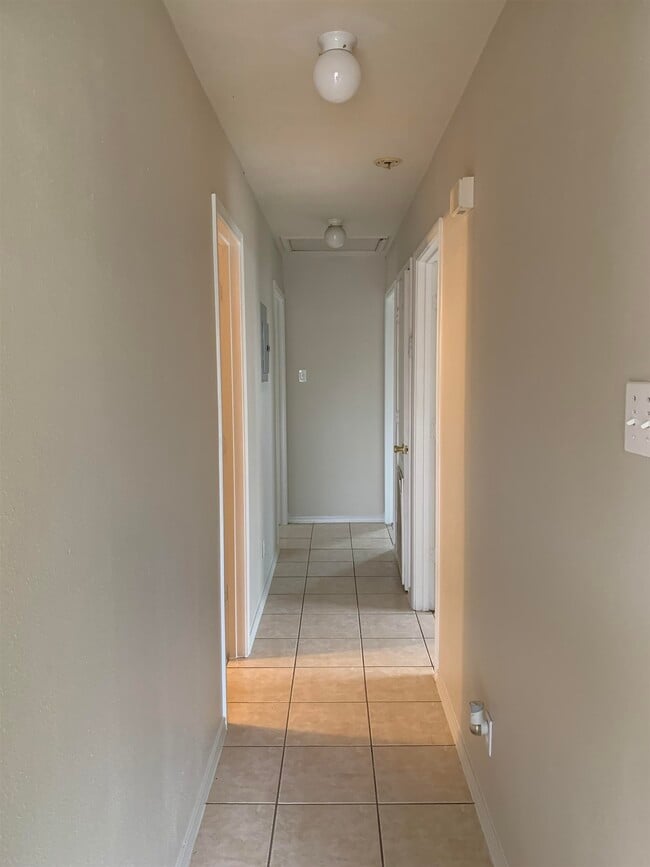 Building Photo - 3709 Nubes Dr