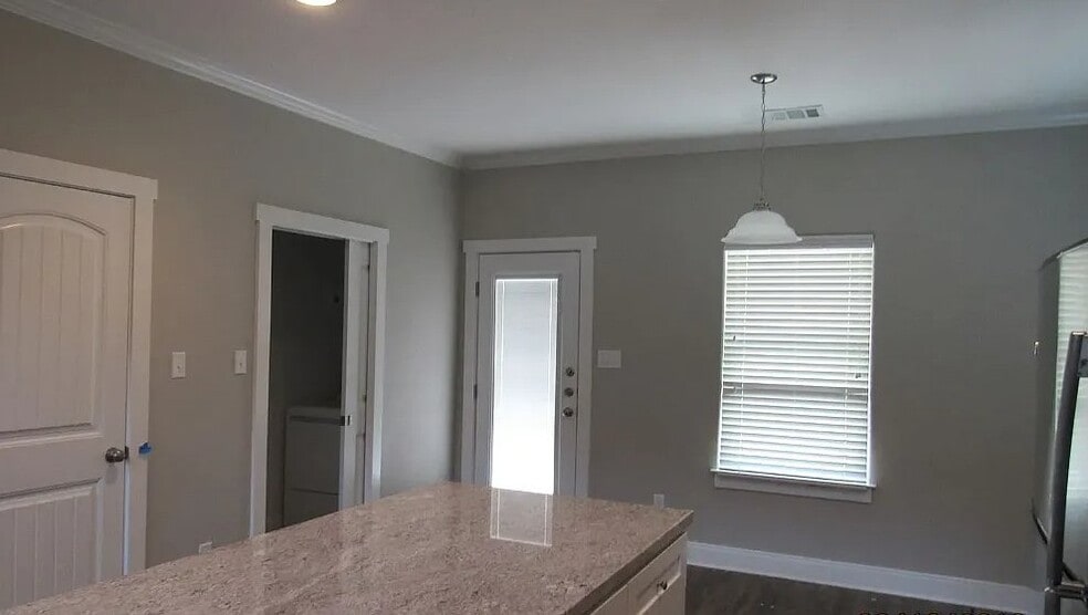 Building Photo - 122 Waverly Dr