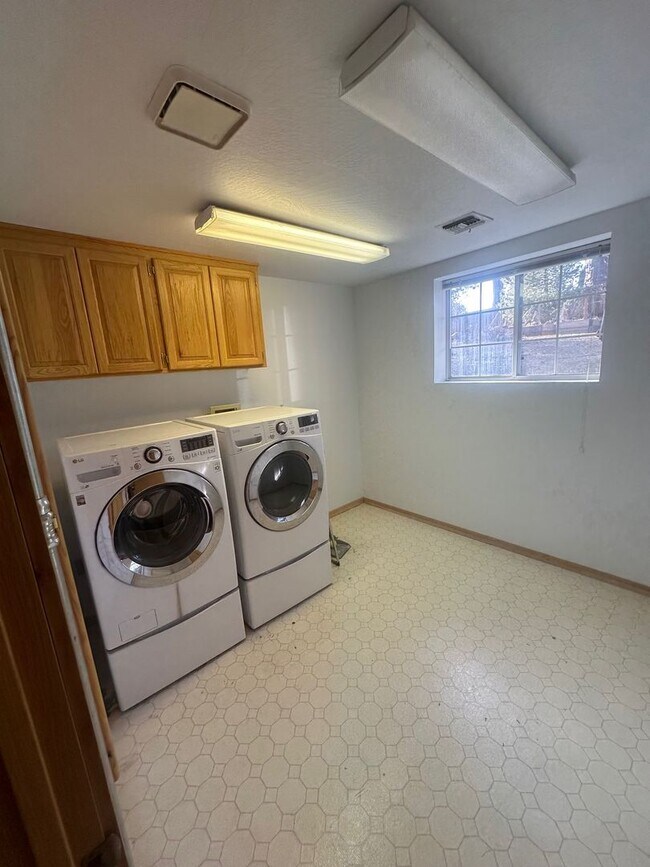 Building Photo - Long Term Glenshire Rental 3 Bed, 2.5 Bath 3 Car Garage