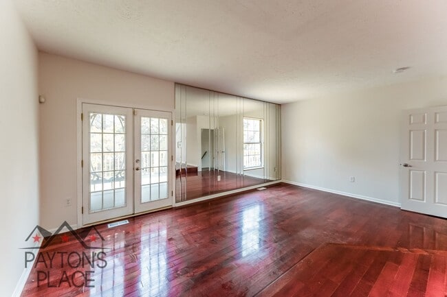 Building Photo - Spacious Oxon Hill Townhome with Parking F...