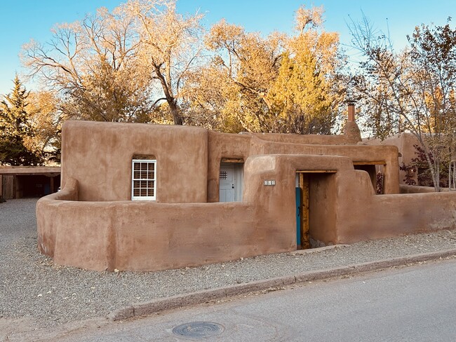 Primary Photo - 515 Acequia Madre