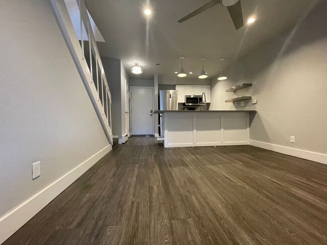 Building Photo - FALL PRE-LEASING! 3 Bed 1.5 Bath Condo on ...