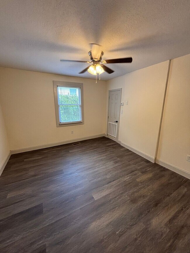 Building Photo - Freshly Renovated 3-Bed, 2-Bath Home Just ...