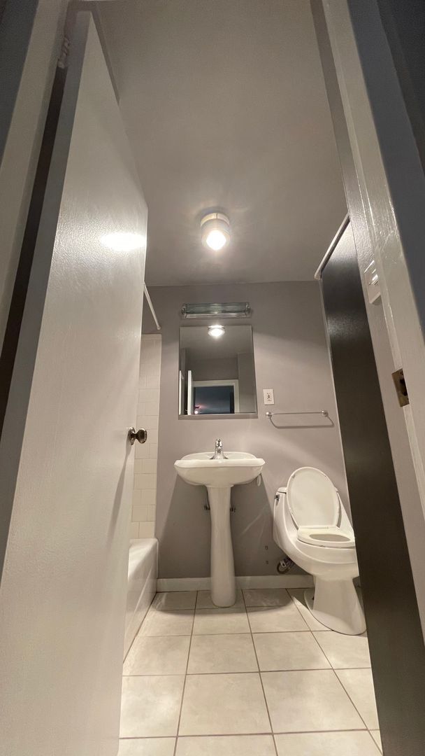 Building Photo - Nice 1 bedroom Condo in Gold Coast/Old Town