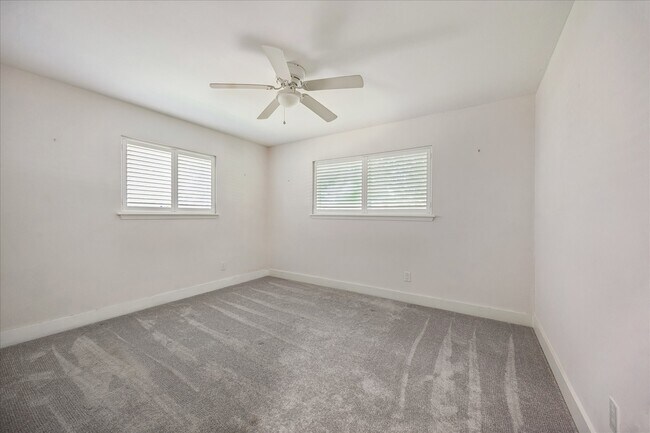Building Photo - 10303 Greenwillow Dr