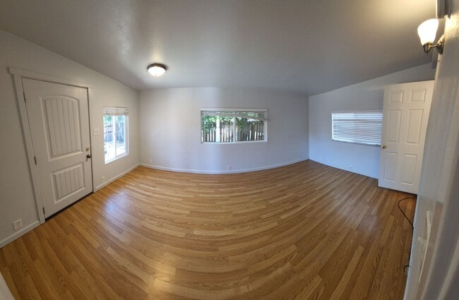 Building Photo - 4 bed 3 baths!  House ideally located close to campus, shopping, Bishop Peak
