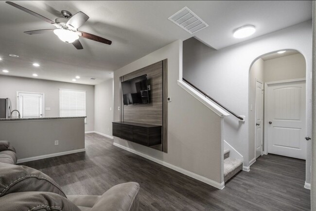 Building Photo - 17542 Holroyd Rd