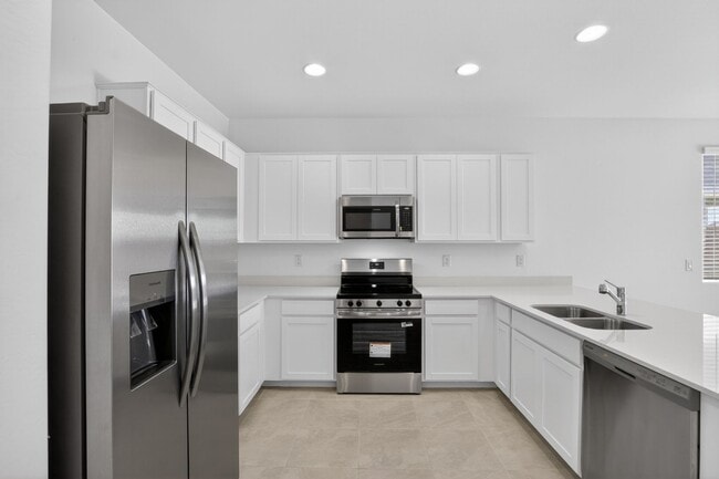 Building Photo - Modern 3BR Living with Resort-Style Amenities in Magma Vista Ranch