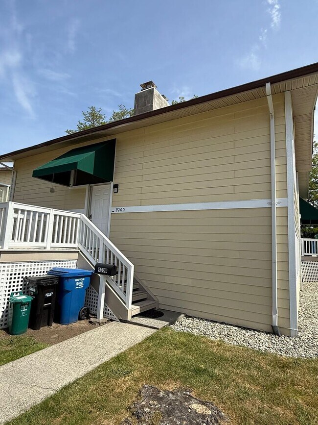Building Photo - 3-Bedroom North Green Lake Townhouse-Style...