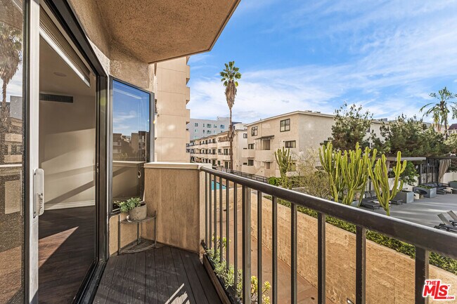 Building Photo - 727 S Ardmore Ave