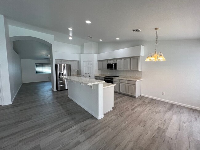 Building Photo - 4 BEDROOM POOL HOME!