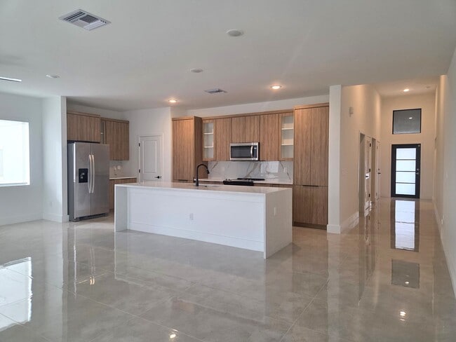 Building Photo - 4/2 in Villa Pass