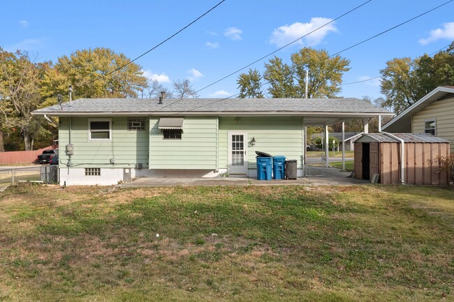 Building Photo - 3 bed 1 bath Corner Lot Single-Family Home...