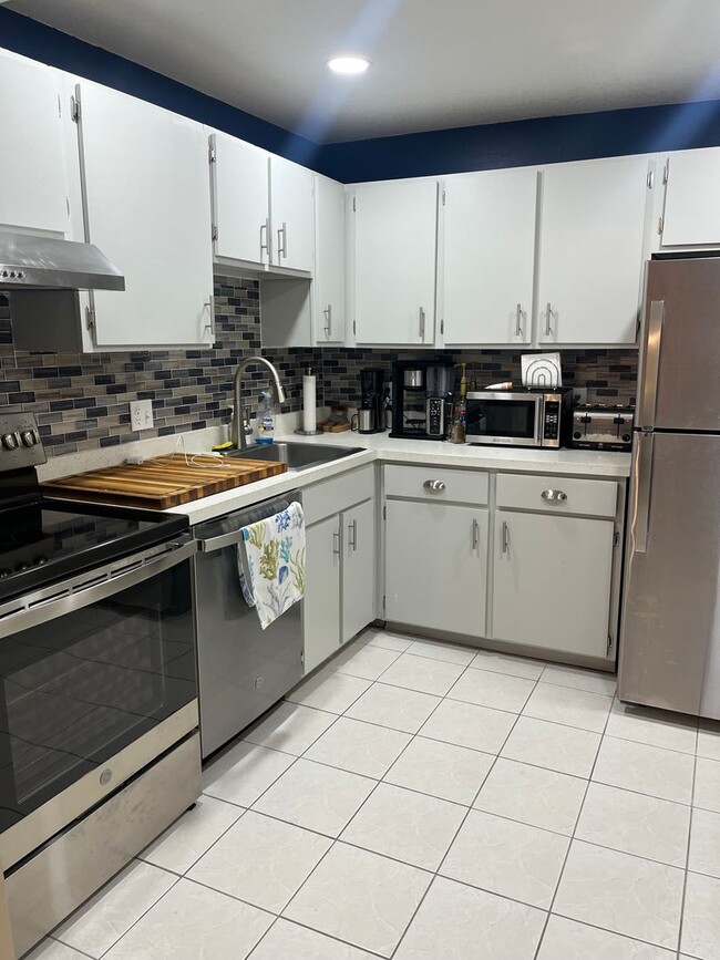 Building Photo - Stunning 2 bed 2 bath condo with terrific ...