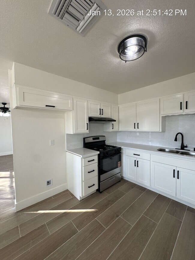 Building Photo - Charming Home Available Now!!