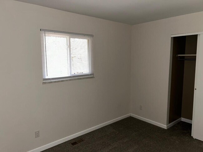 Building Photo - 619 Red Oak Ln